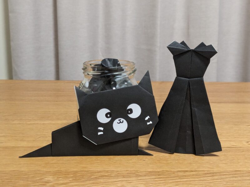 黒い折り紙で折った黒猫、黒ドレス