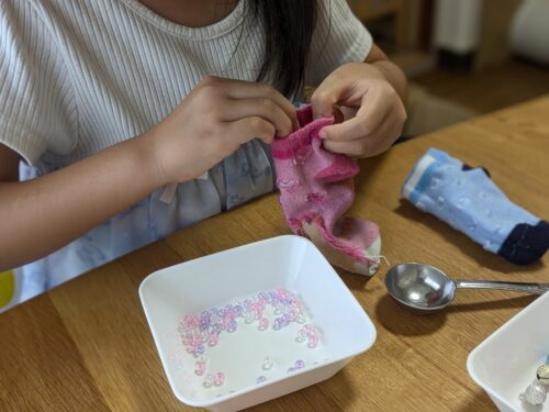 子ども用靴下を使った縫わないお手玉の作り方②中身を入れる