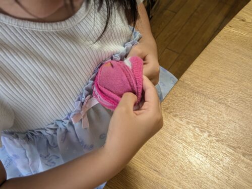 子ども用靴下を使った縫わないお手玉の作り方④靴下の表裏を元に戻すb