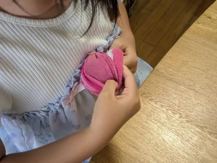 子ども用靴下を使った縫わないお手玉の作り方④靴下の表裏を元に戻すb