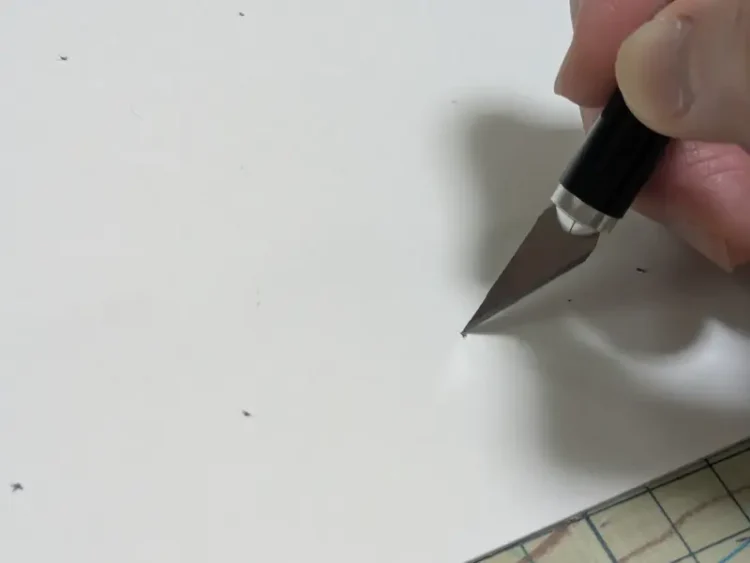 デザインカッターで穴をあける