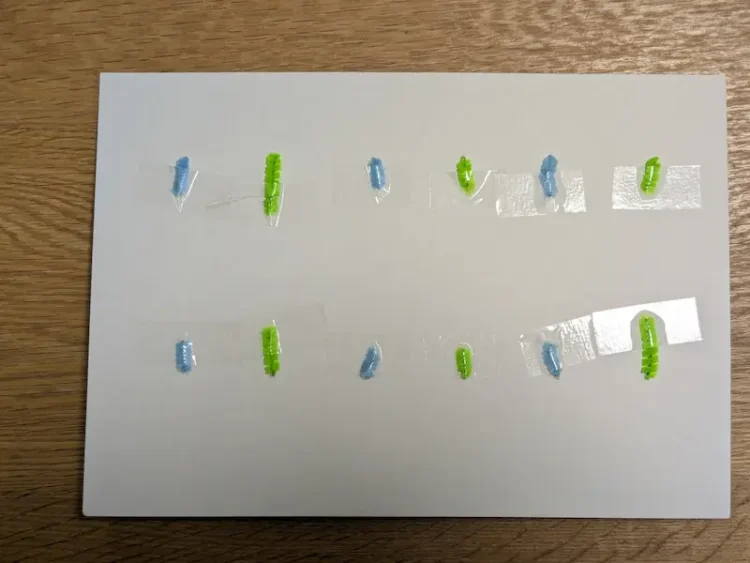 モールの端っこをテープでとめ終わった裏面