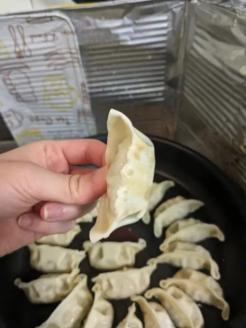 餃子の焼き目を見る