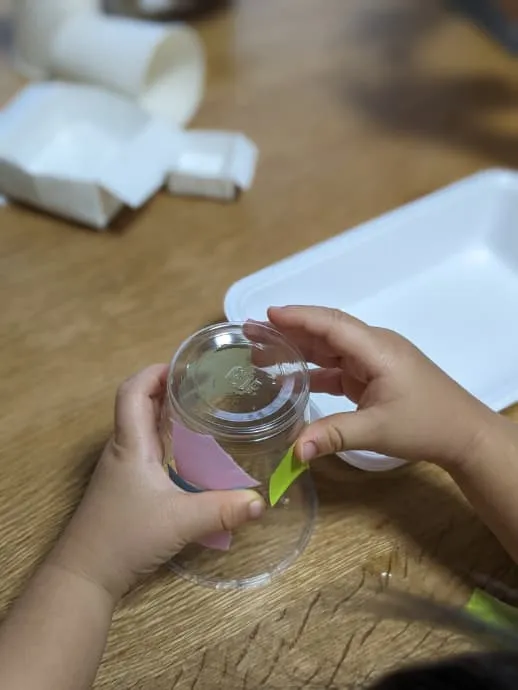 プラスチックカップに貼る2