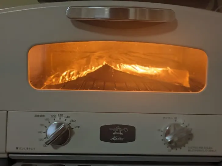 ベーグルが焦げそうなときはアルミホイルをかぶせる