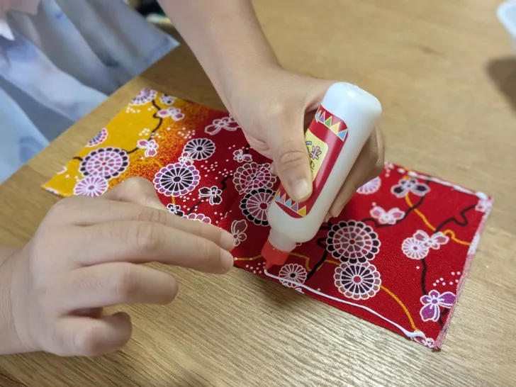 手芸用ボンドを使った縫わないお手玉の作り方②ボンドをつける