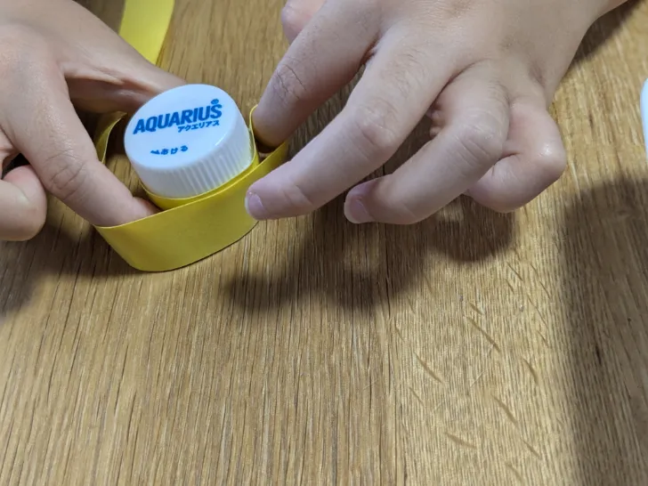 ペットボトルのふたを使ったお手玉の作り方③ふたにビニールテープを巻く