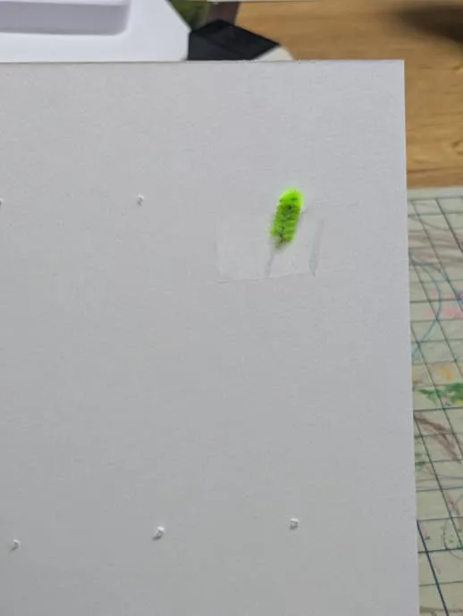 モールを裏側でテープとめ
