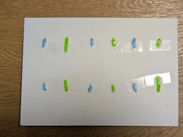 モールの端っこをテープでとめ終わった裏面