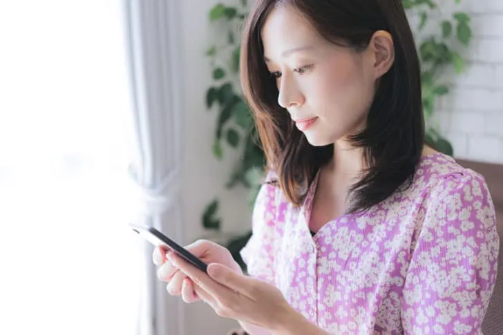 スマホを見る女性