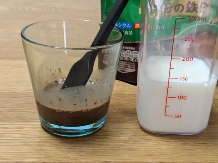 【ミロを冷たい牛乳だけで溶かす方法①-1】少量の牛乳を入れてよく混ぜる