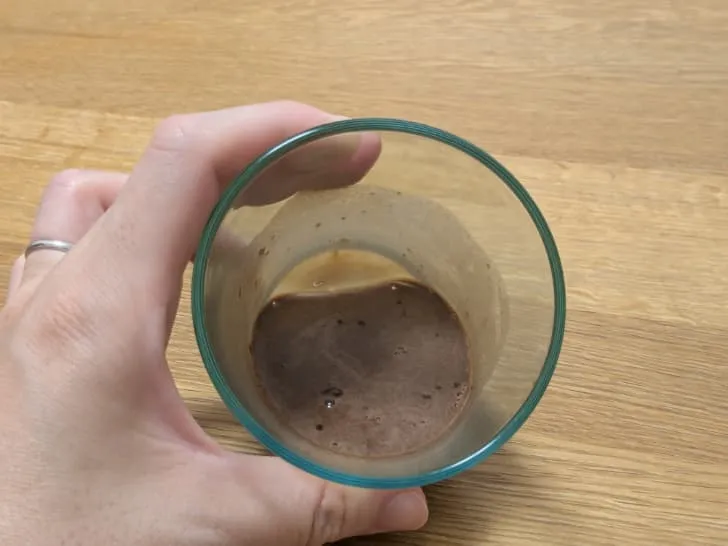 【ミロを冷たい牛乳だけで溶かす方法①-2】コップの底にミロの粉が残らないように混ぜる