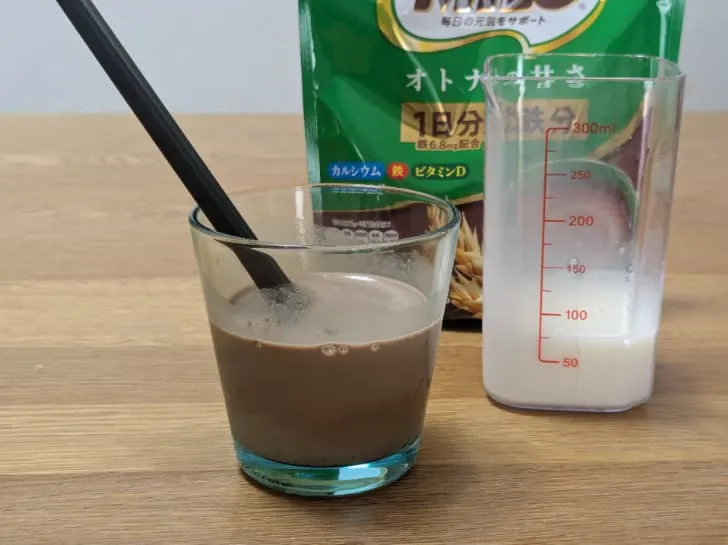 【ミロを冷たい牛乳で溶かす方法②】残りの牛乳を少しずつ加える