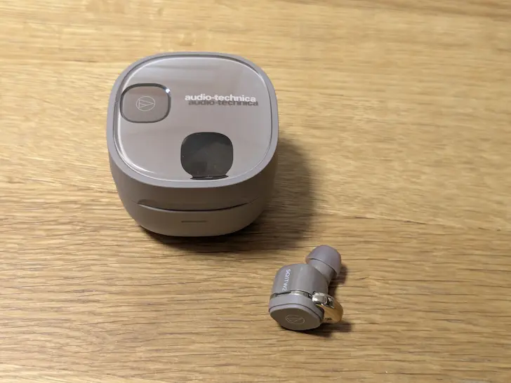 充電ケースから片方だけ出した状態